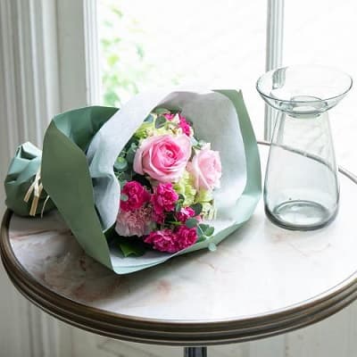 窓際の花束と花瓶 バラのブーケ＆kinto花瓶セット