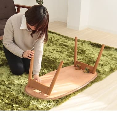折れ脚テーブルを組み立てる女性
