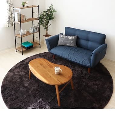 青いソファーと折れ脚テーブル（豆型）