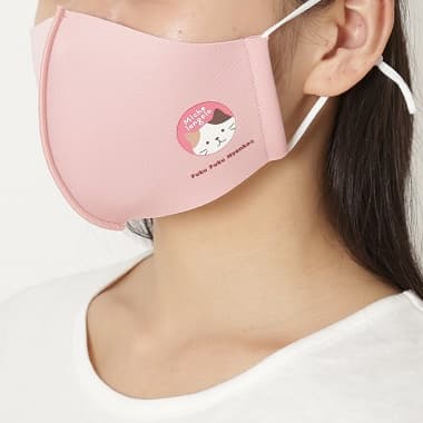 ピンクの保湿抗菌マスクを付けたイメージ