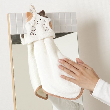 FukuFukuNyanko おすわりマスコットタオル 鏡の前に備えて手を拭いているイメージ