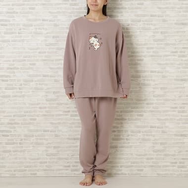 FukuFukuNyanko あったかのびにゃんパジャマ ミケデザインを着た女性