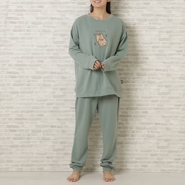 FukuFukuNyanko あったかのびにゃんパジャマ チャチャデザインを着た女性