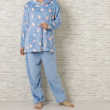 ことりフランネルパジャマ ブルーを着た女性