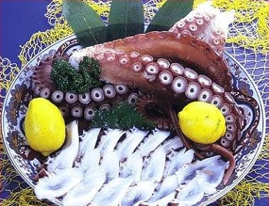 丸いお皿に盛りつけられた蛸の足とそのスライス