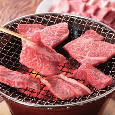 七輪で網焼きをしている神戸牛バラ肉