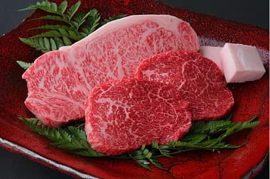 赤身と霜が美しい神戸ビーフのステーキ肉