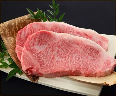 ２枚の美味しそうな神戸牛サーロインステーキの肉300ｇ