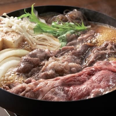豆腐や野菜と一緒に鍋で煮込まれている松阪牛すきやき用お肉