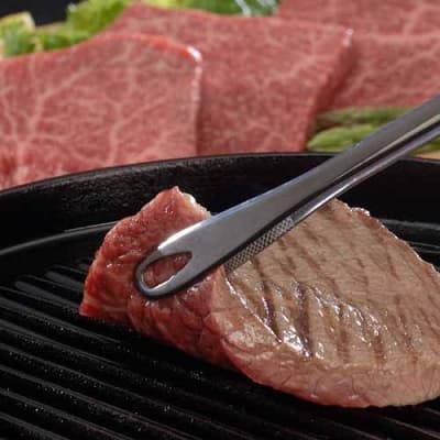 鉄板で焼き裏返した松阪牛もも肉ステーキ