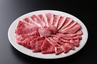 丸いお皿に牛タンと赤身の肉が綺麗に並んでいる