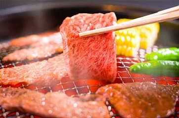 松阪牛の肉を網で焼くところ