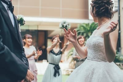 結婚式でブーケトスを行う花嫁