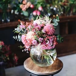 テーブルに置かれた 花瓶に入った 綺麗な 生花