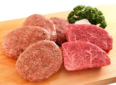 テーブルに並んだ美味しそうなハンバーグと神戸牛ランプステーキ肉