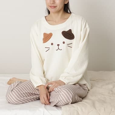FukuFukuNyanko ソフトキルトパジャマを着た女性