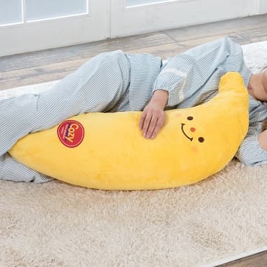 黄色のバナナ抱き枕を抱いて快適に睡眠