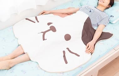 FukuFukuNyanko 接触冷感フェイスダイカットケットを掛けて寝る女性