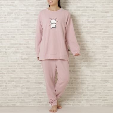 FukuFukuNyanko あったかのびにゃんパジャマ しろたまちゃんデザインを着た女性