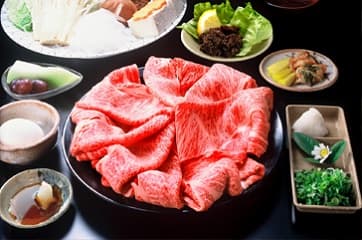 お皿に綺麗に盛られた松阪牛のお肉とすき焼セット