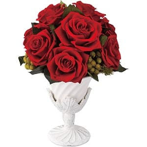 白い花瓶に飾られた大きくて真っ赤な薔薇の多数のプリザ